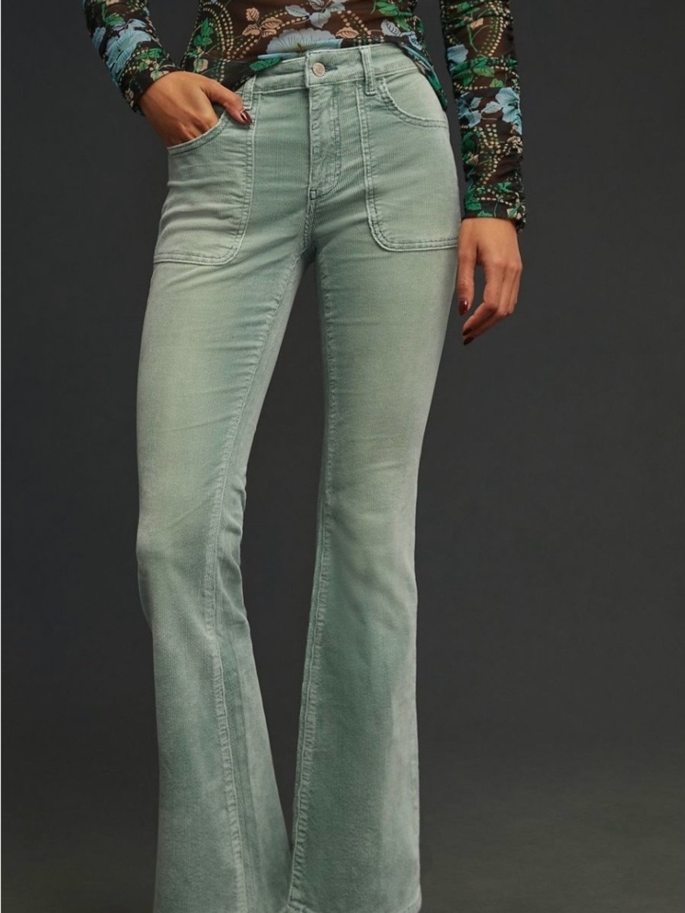 Pilcro Mid-Rise Flare Jeans in Sage. Size 30